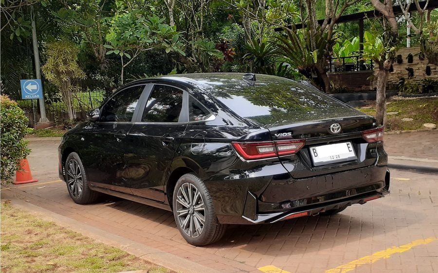 2022 Toyota Yaris ATIV X CVT 1.5 in Attitude Black, photo 3 of 5